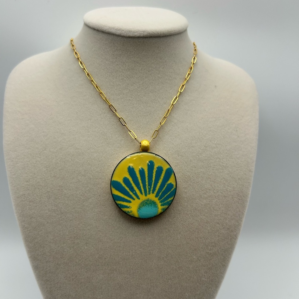 Leighelena Artisan Necklace Yellow Blue Magnetic Pendant Oval Link Gold-tone 18"